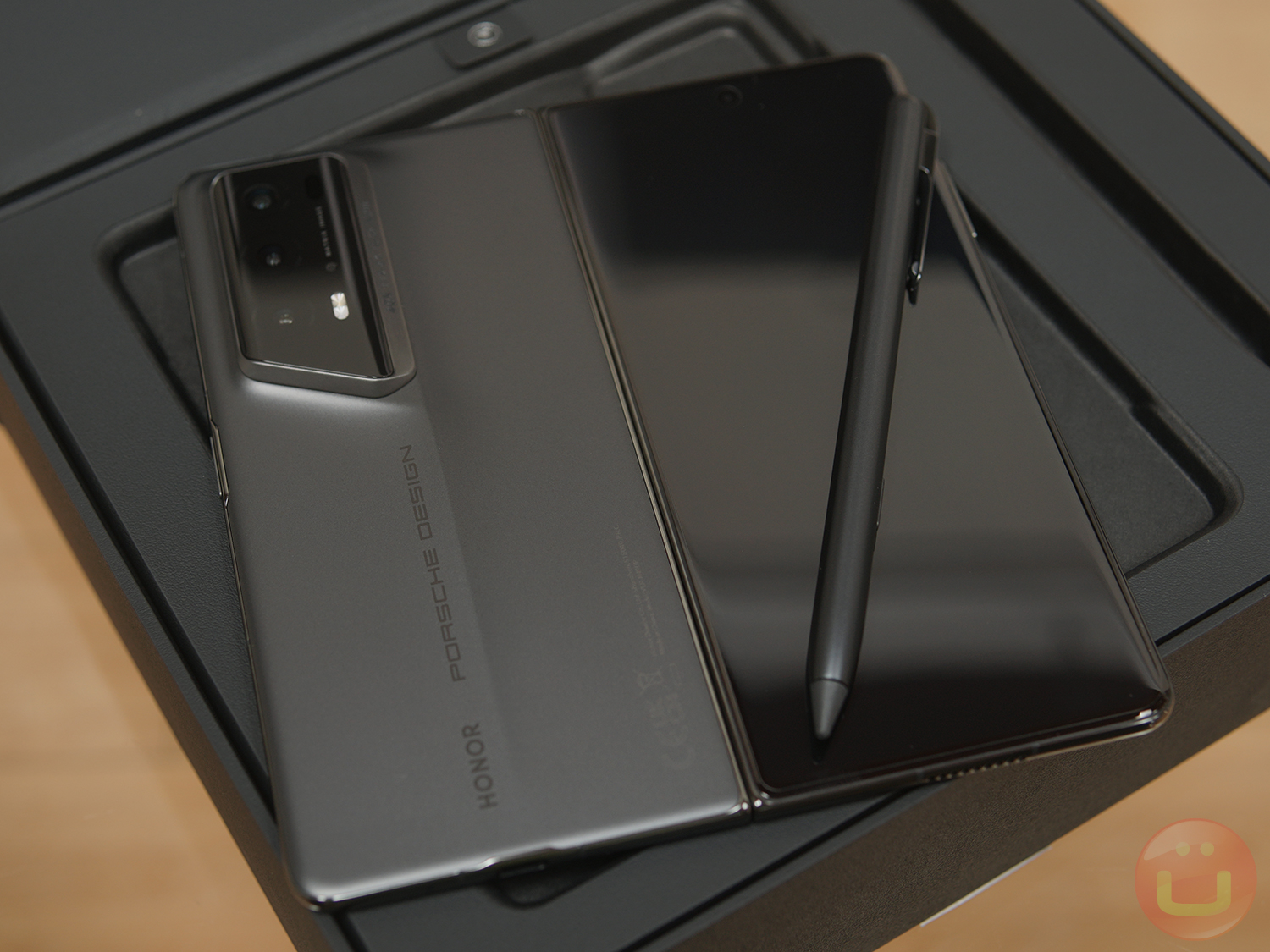 PORSCHE DESIGN HONOR Magic V2 RSR Review